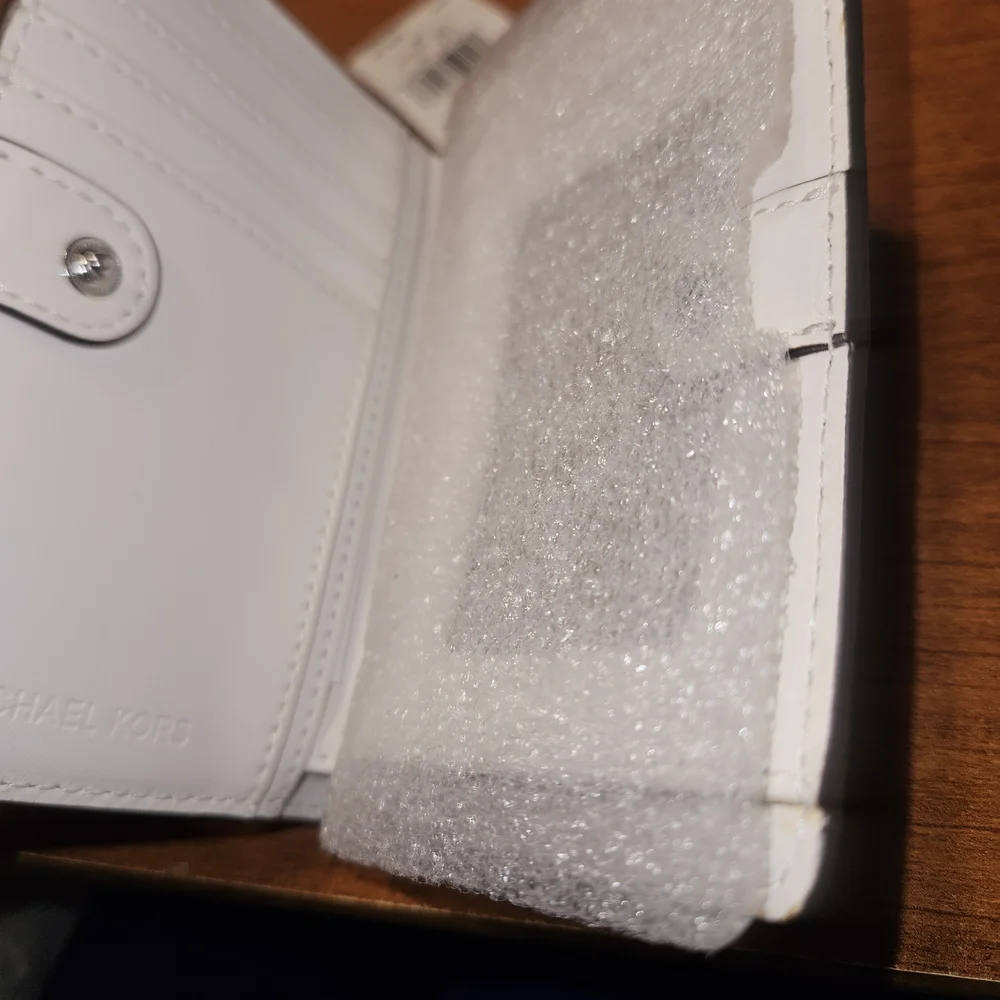 Michael Kors White Wallet - Picture 5 of 5